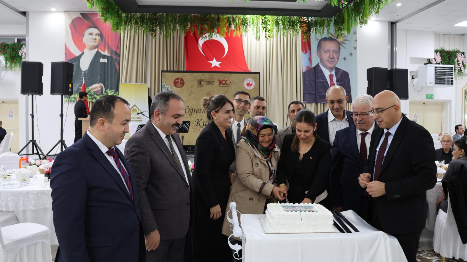 NEVŞEHİR VALİSİ ALİ FİDAN'IN HİMAYELERİNDE, ÖĞRETMENLERİN ONURUNA PROGRAM DÜZENLENDİ